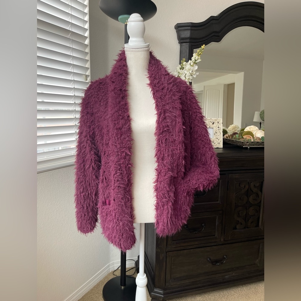Burgundy shabby faux fur cardigan/light coat with pockets.